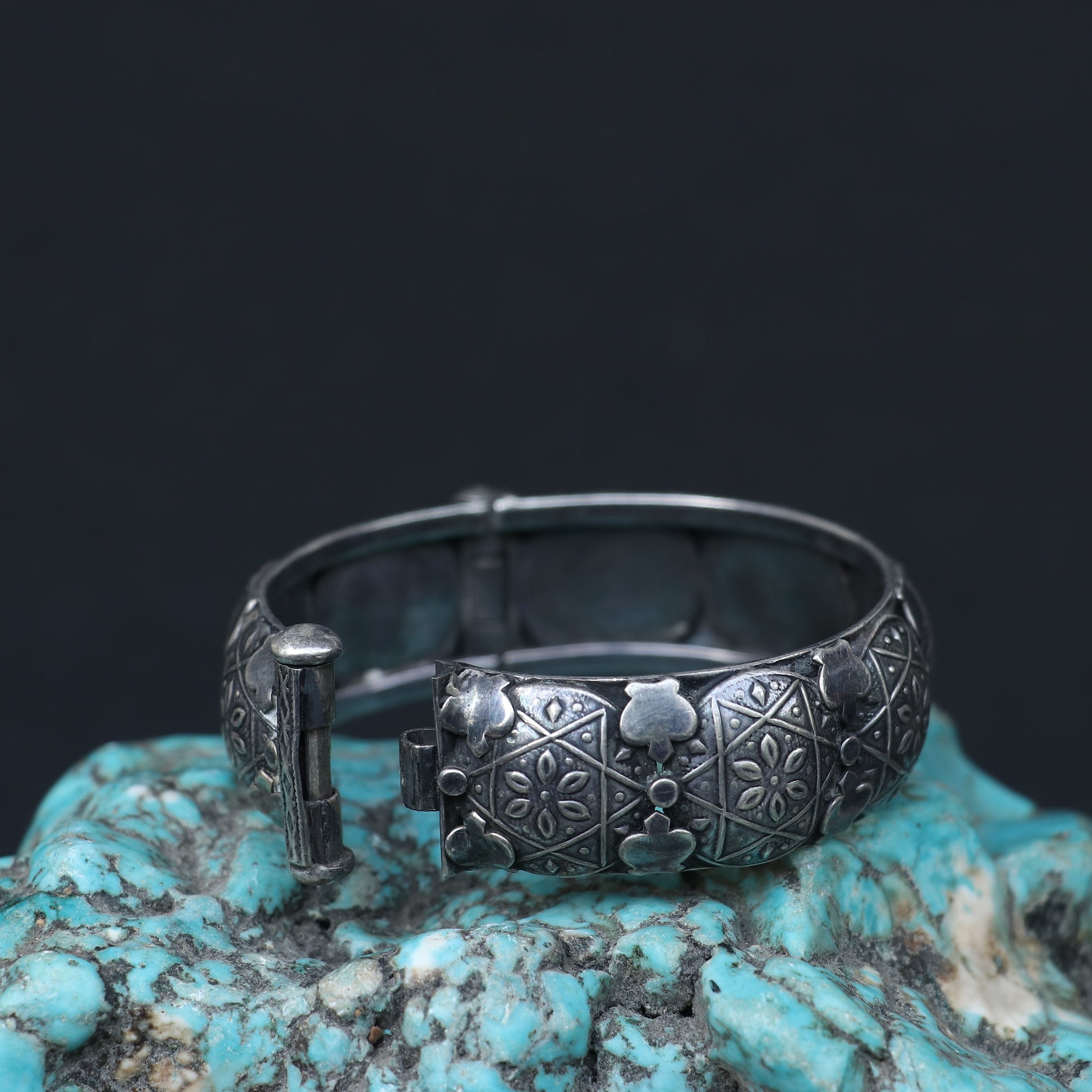 OXIDISED SILVER KADA WITH GEOMETRIC ENGRAVINGS