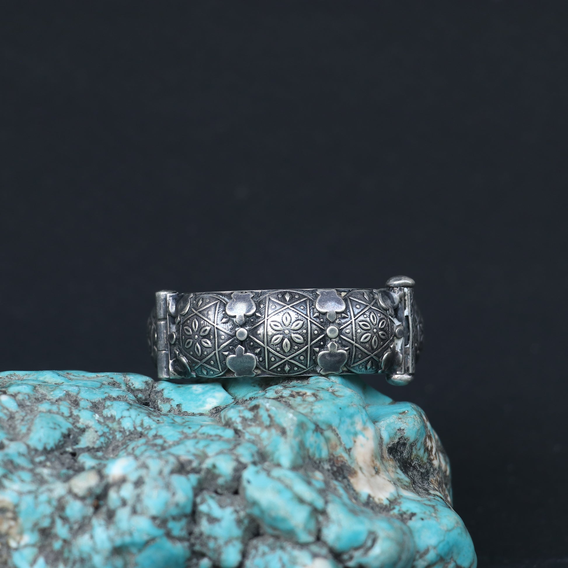 OXIDISED SILVER KADA WITH GEOMETRIC ENGRAVINGS