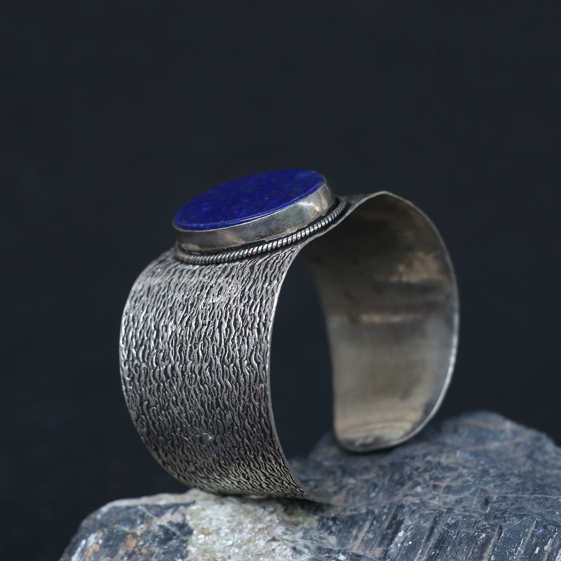 SILVER KADA FEATURING A LARGE ROUND LAPIS LAZULLI