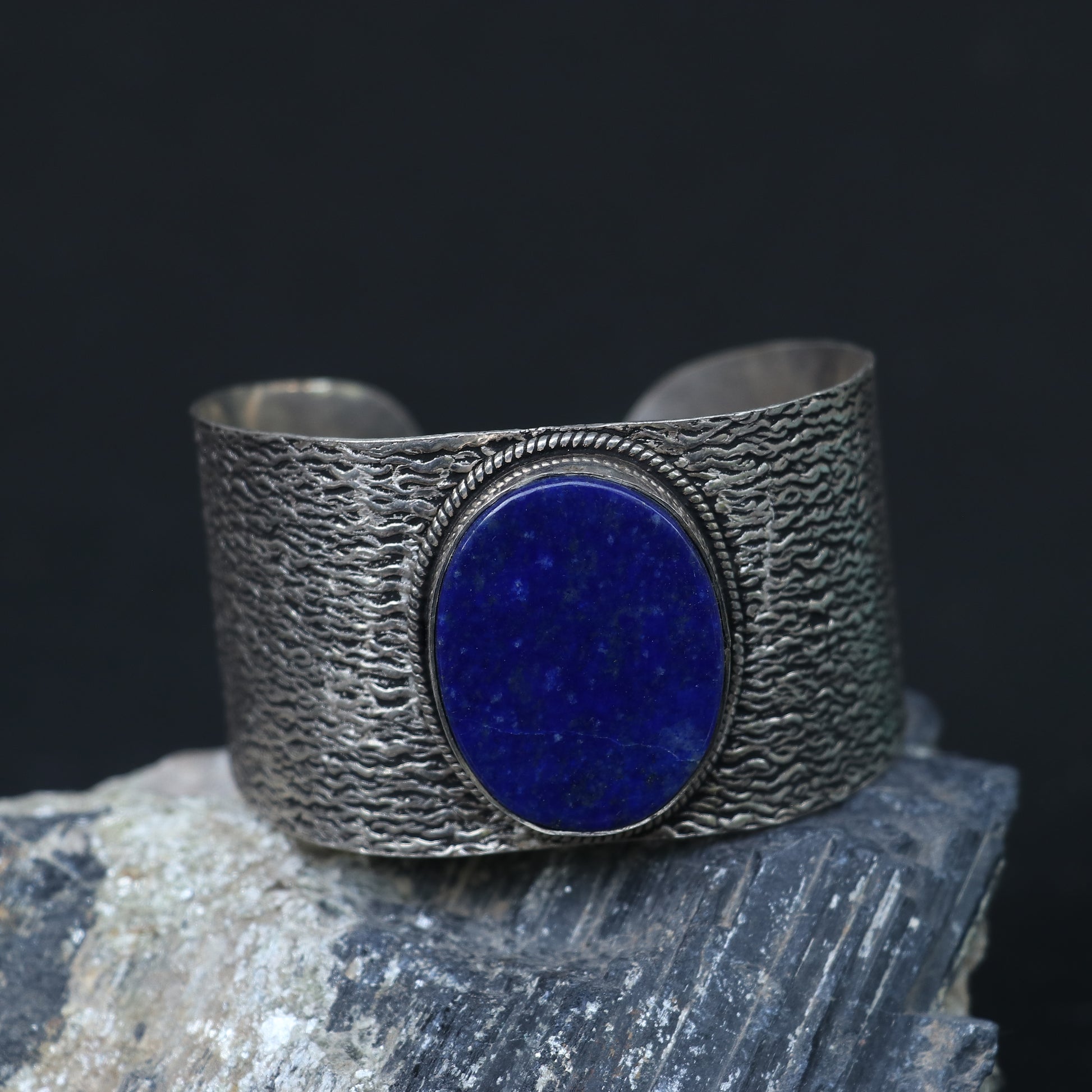 SILVER KADA FEATURING A LARGE ROUND LAPIS LAZULLI