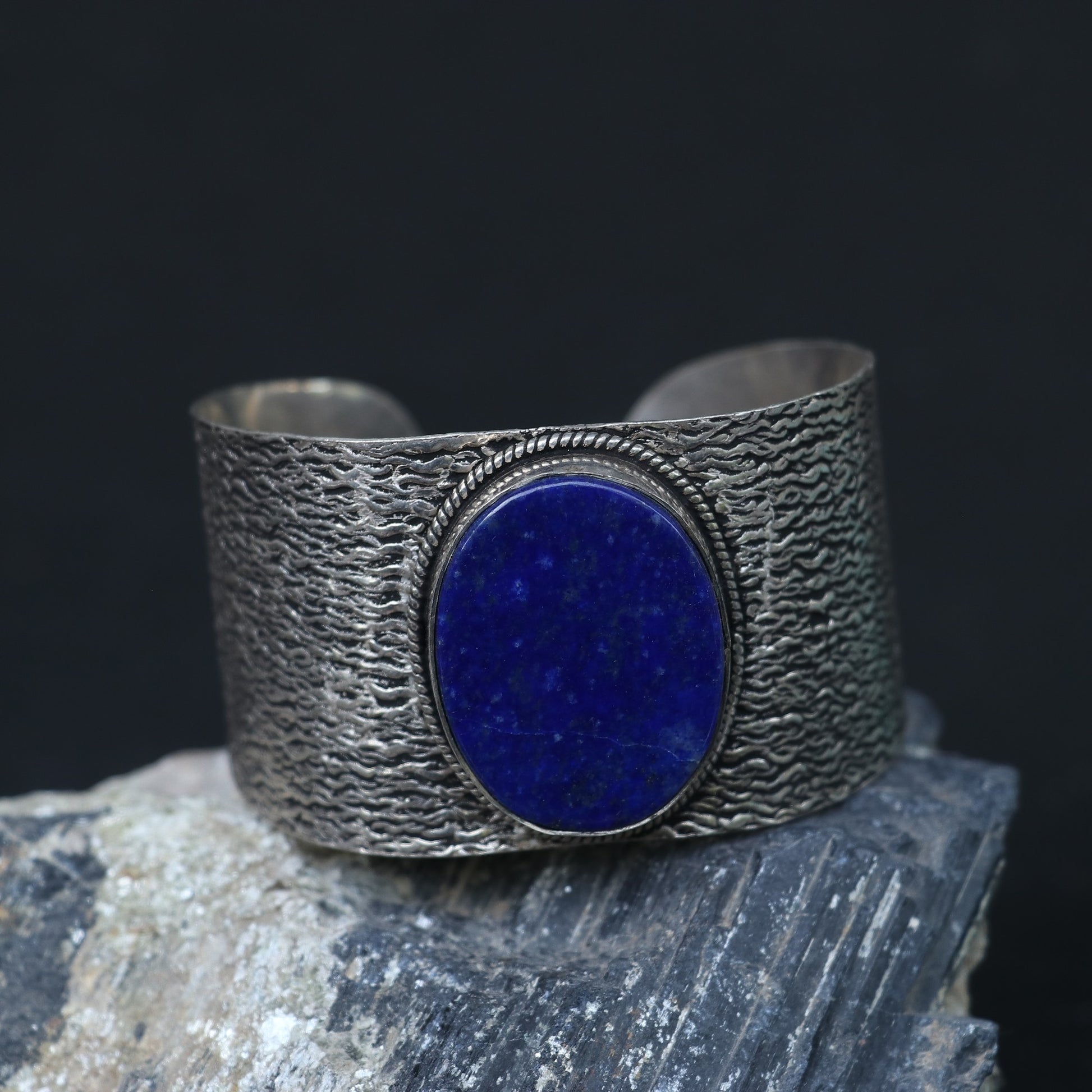 SILVER KADA FEATURING A LARGE ROUND LAPIS LAZULLI