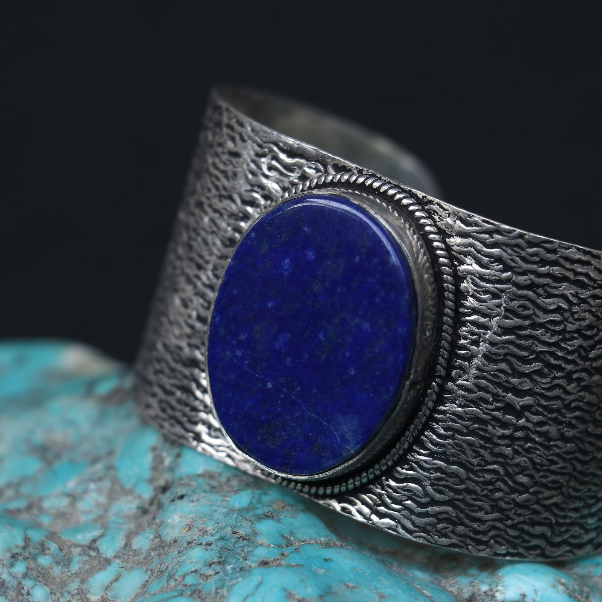 SILVER KADA FEATURING A LARGE ROUND LAPIS LAZULLI