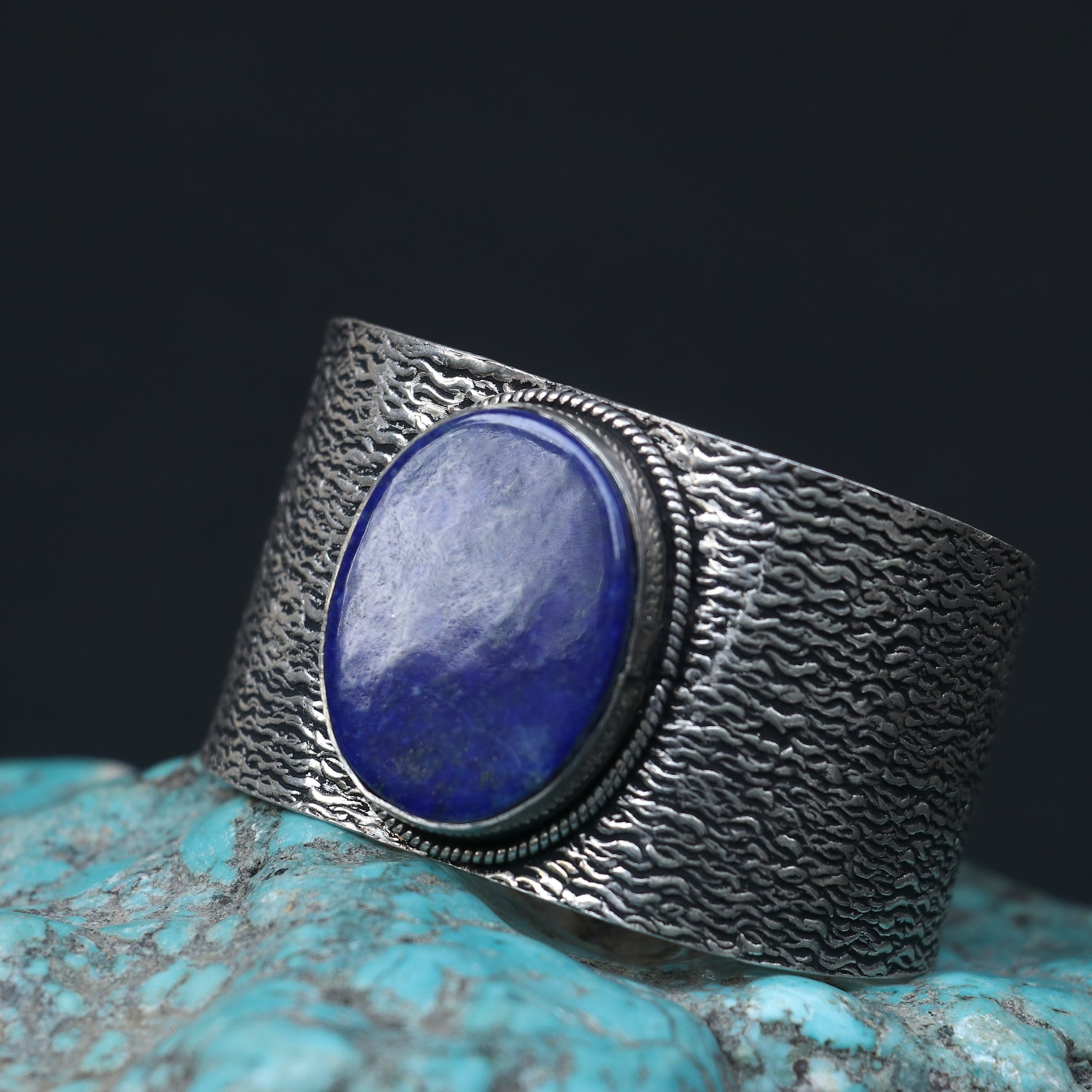 SILVER KADA FEATURING A LARGE ROUND LAPIS LAZULLI