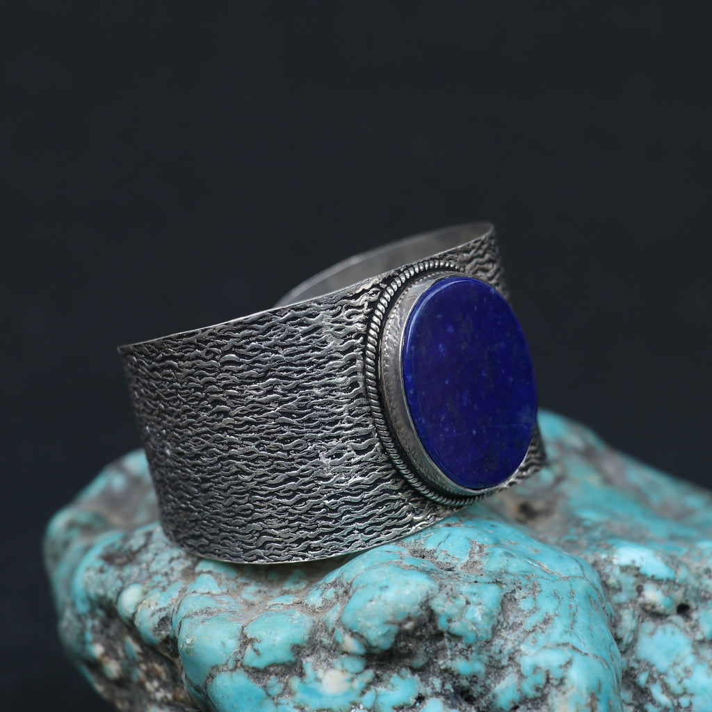 SILVER KADA FEATURING A LARGE ROUND LAPIS LAZULLI