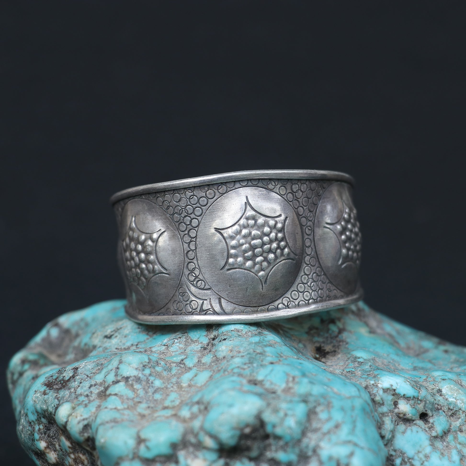 WIDE SILVER KADA WITH CIRCULAR FLORAL PATTERNS