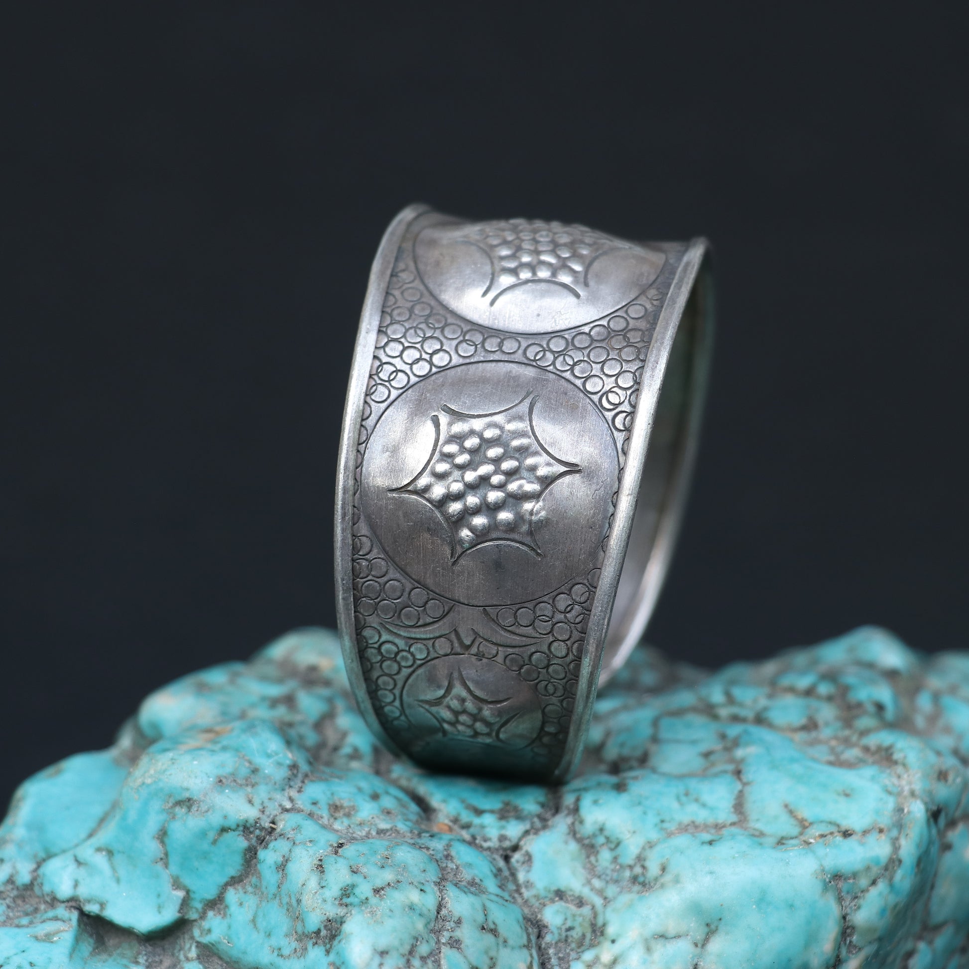 WIDE SILVER KADA WITH CIRCULAR FLORAL PATTERNS