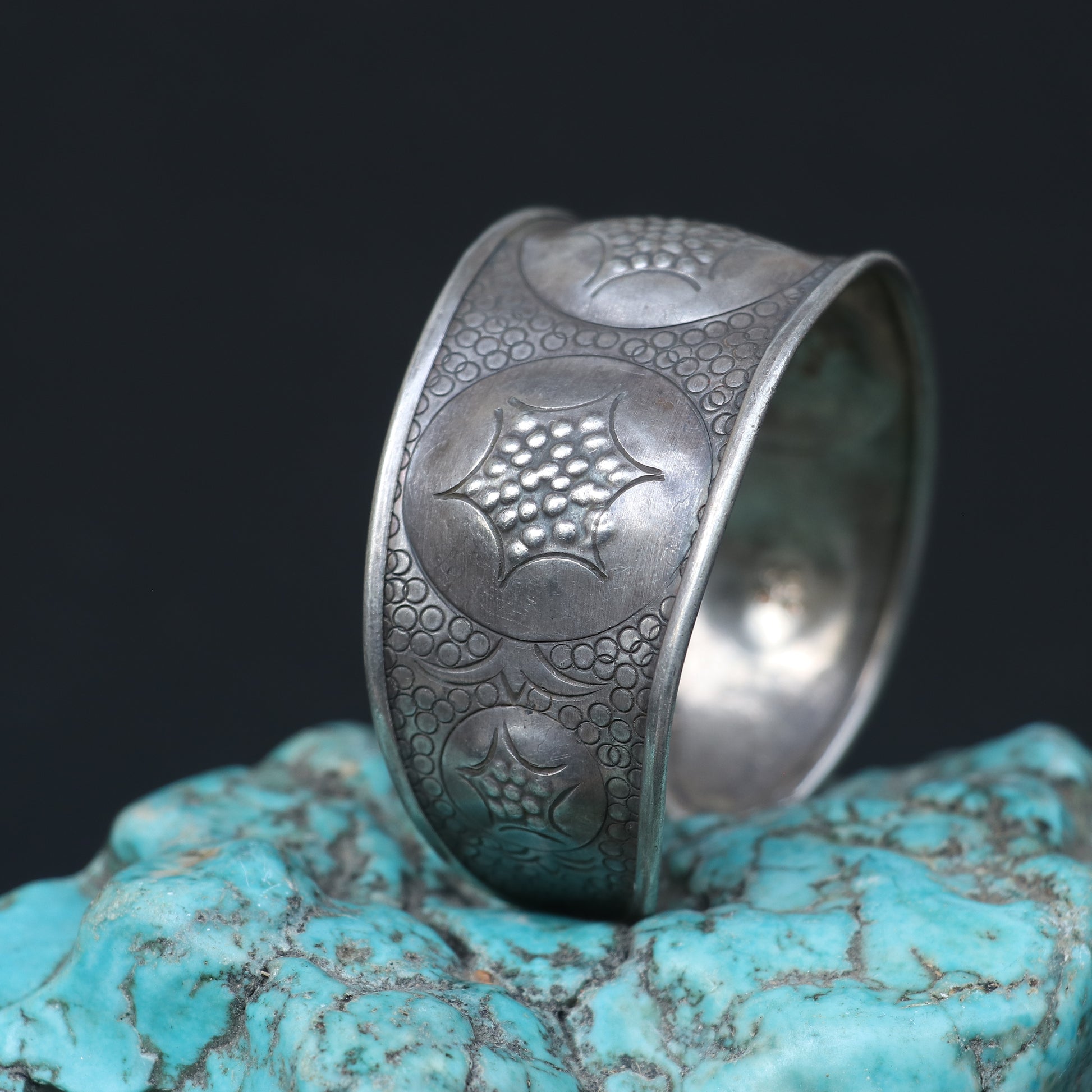 WIDE SILVER KADA WITH CIRCULAR FLORAL PATTERNS