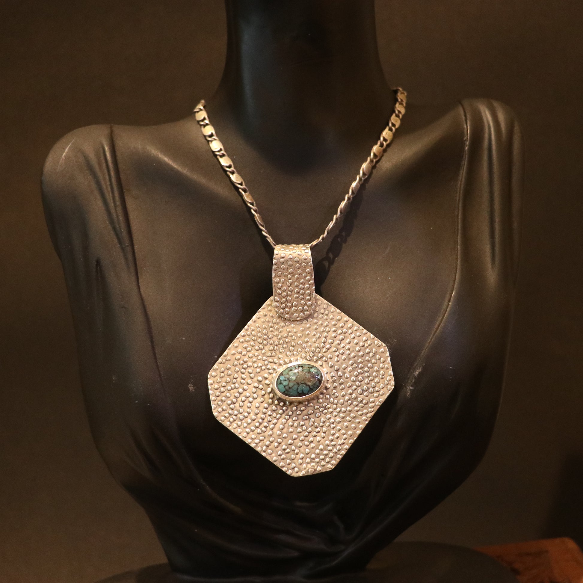 SILVER PENDANT WITH A CENTRAL TURQUOISE STONE