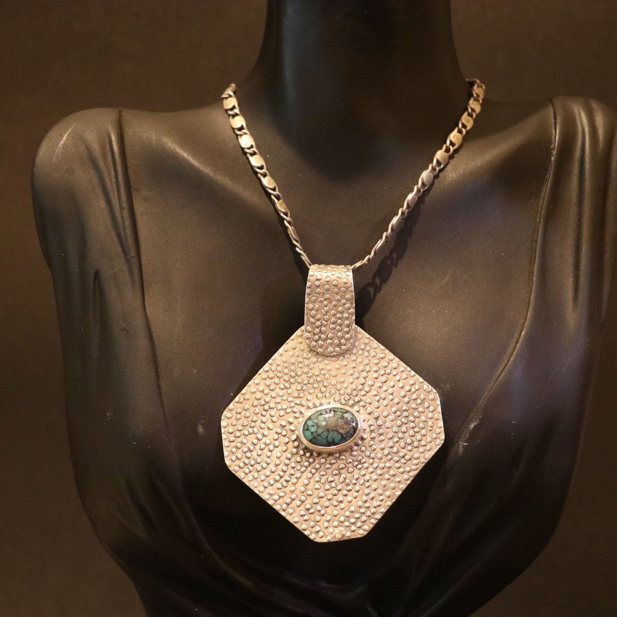 SILVER PENDANT WITH A CENTRAL TURQUOISE STONE