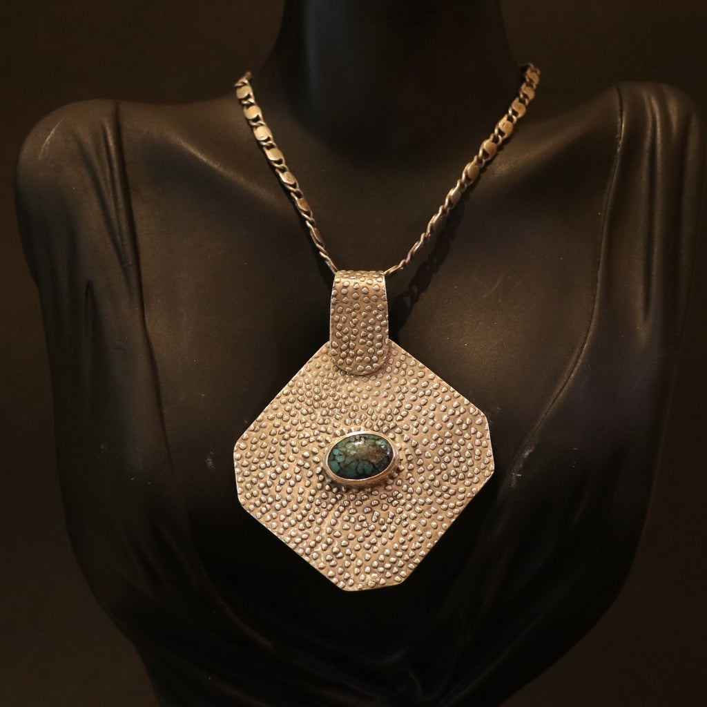 SILVER PENDANT WITH A CENTRAL TURQUOISE STONE