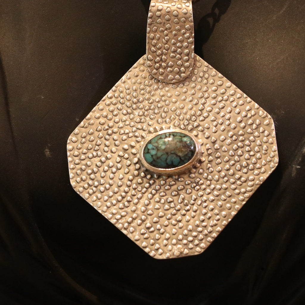 SILVER PENDANT WITH A CENTRAL TURQUOISE STONE