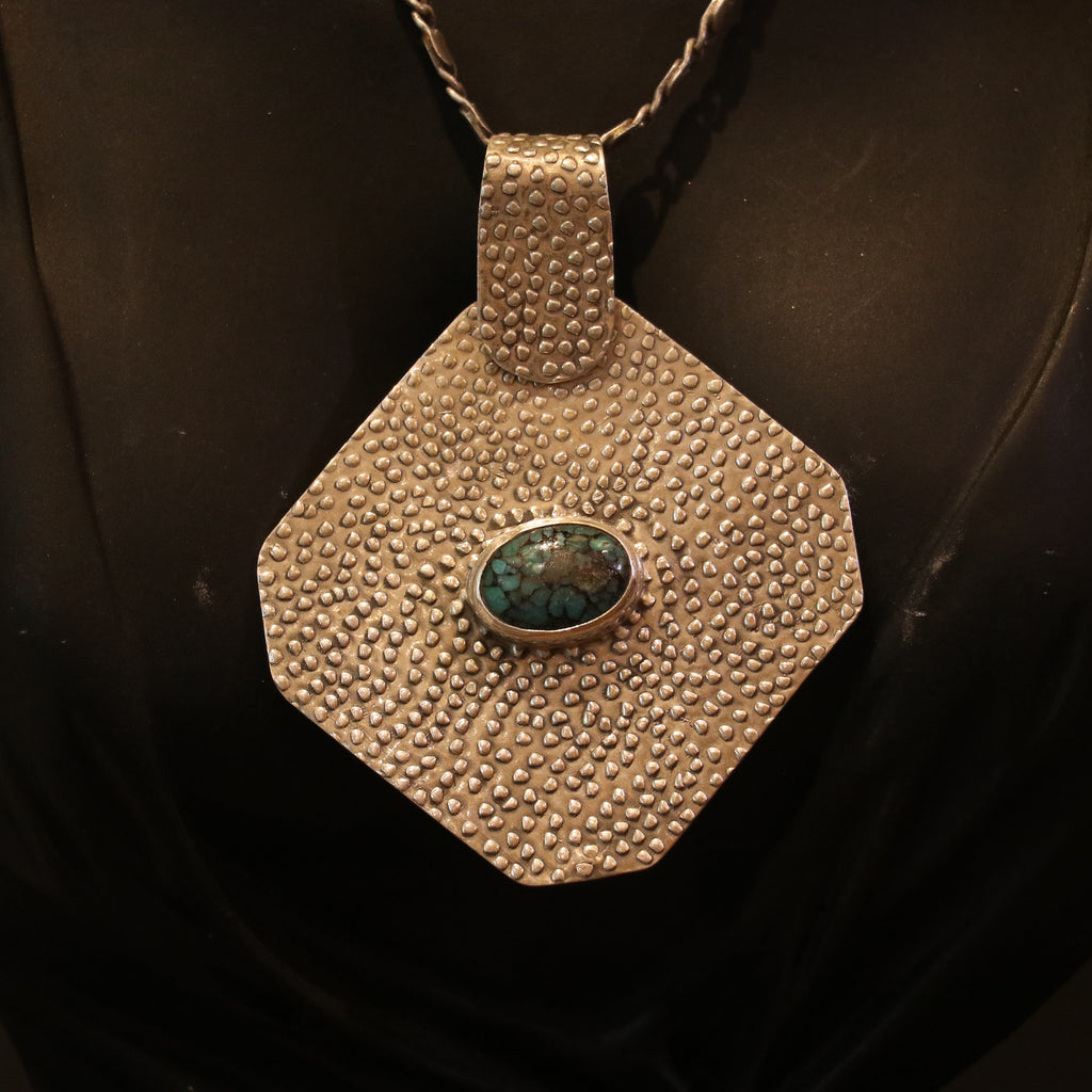 SILVER PENDANT WITH A CENTRAL TURQUOISE STONE