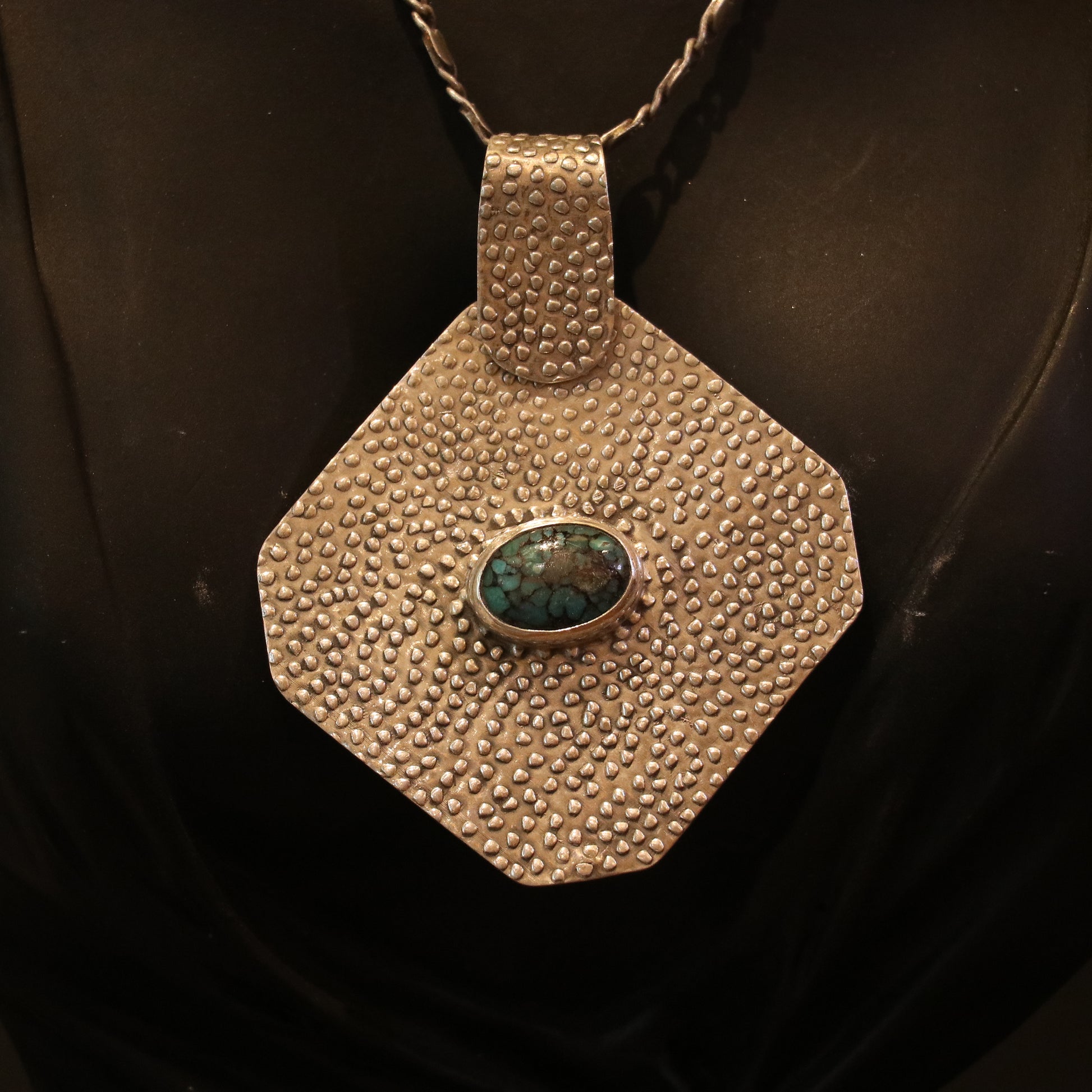 SILVER PENDANT WITH A CENTRAL TURQUOISE STONE