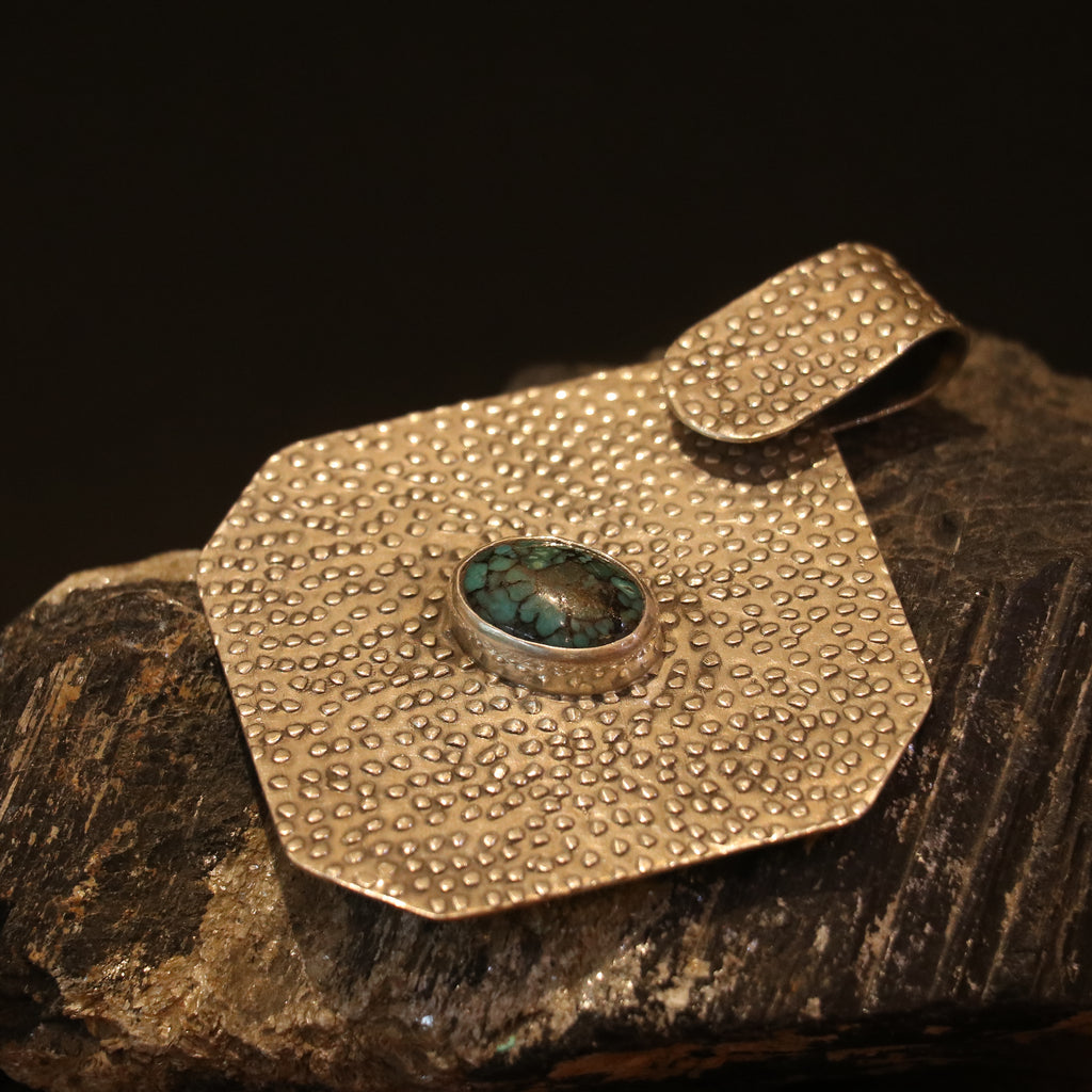 SILVER PENDANT WITH A CENTRAL TURQUOISE STONE