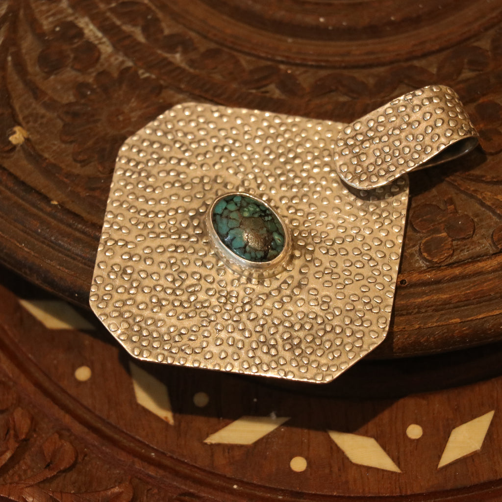 SILVER PENDANT WITH A CENTRAL TURQUOISE STONE