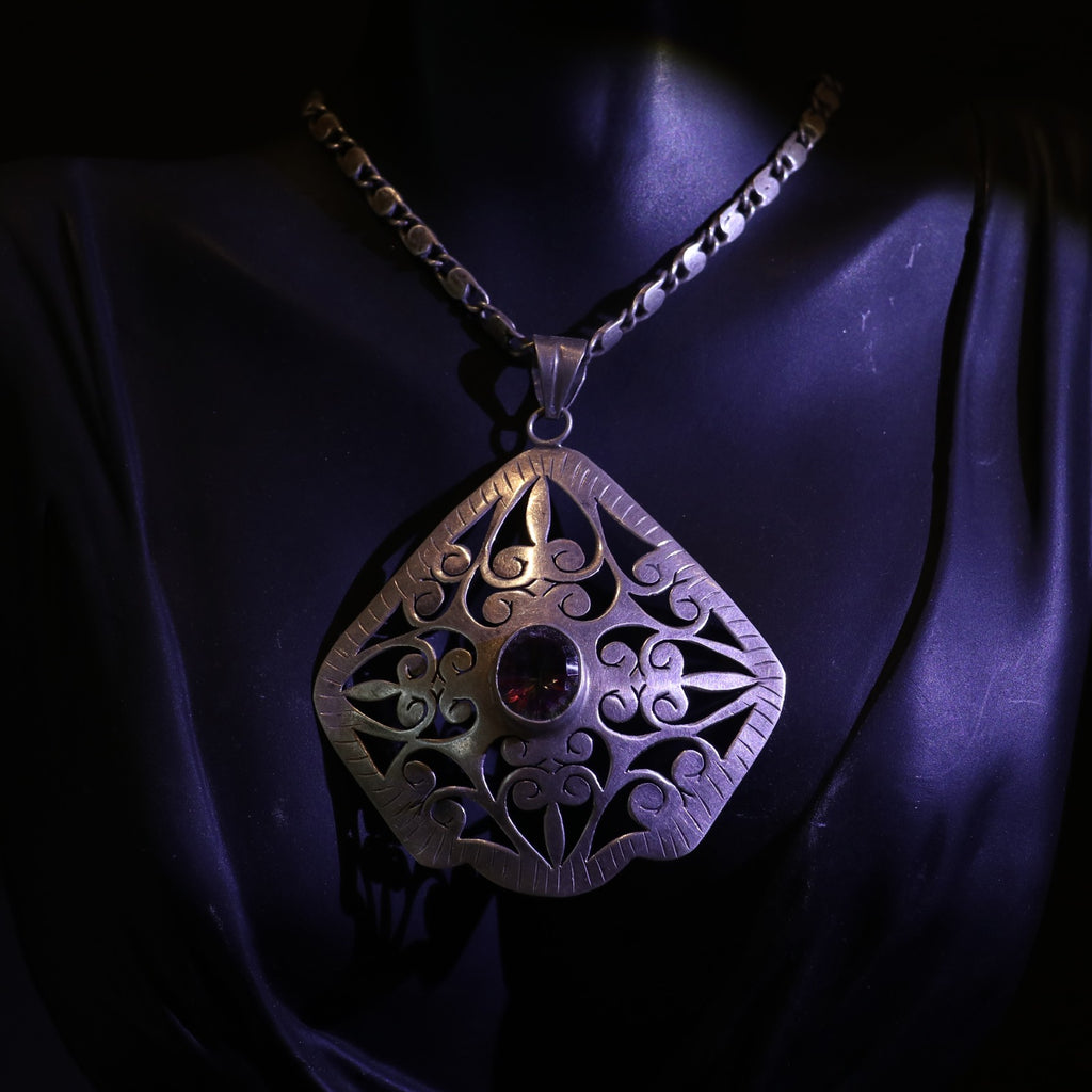 INTRICATE SILVER PENDANT WITH FILIGREE DESIGN
