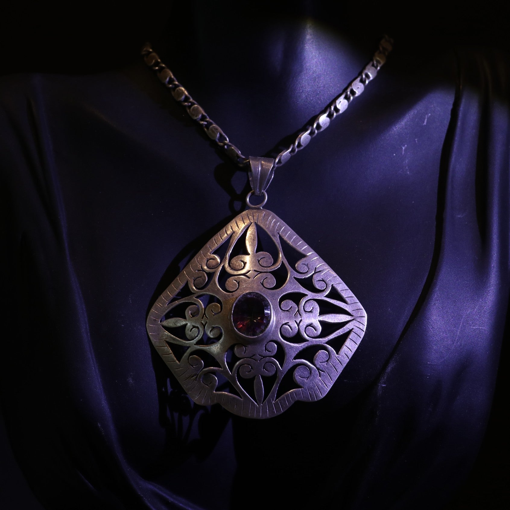 INTRICATE SILVER PENDANT WITH FILIGREE DESIGN