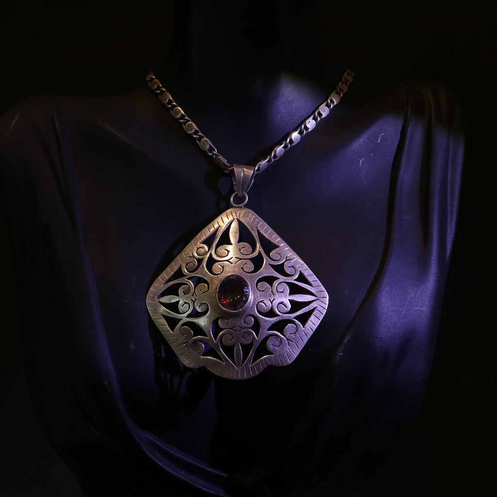 INTRICATE SILVER PENDANT WITH FILIGREE DESIGN