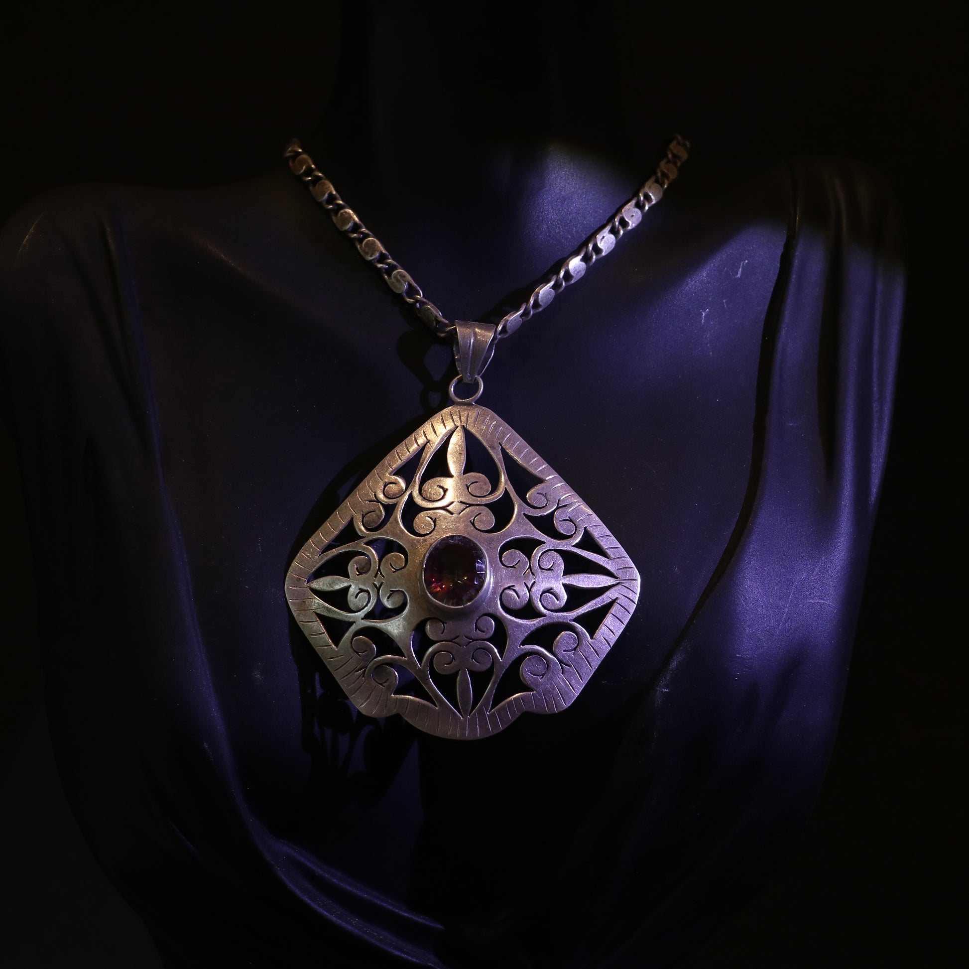 INTRICATE SILVER PENDANT WITH FILIGREE DESIGN