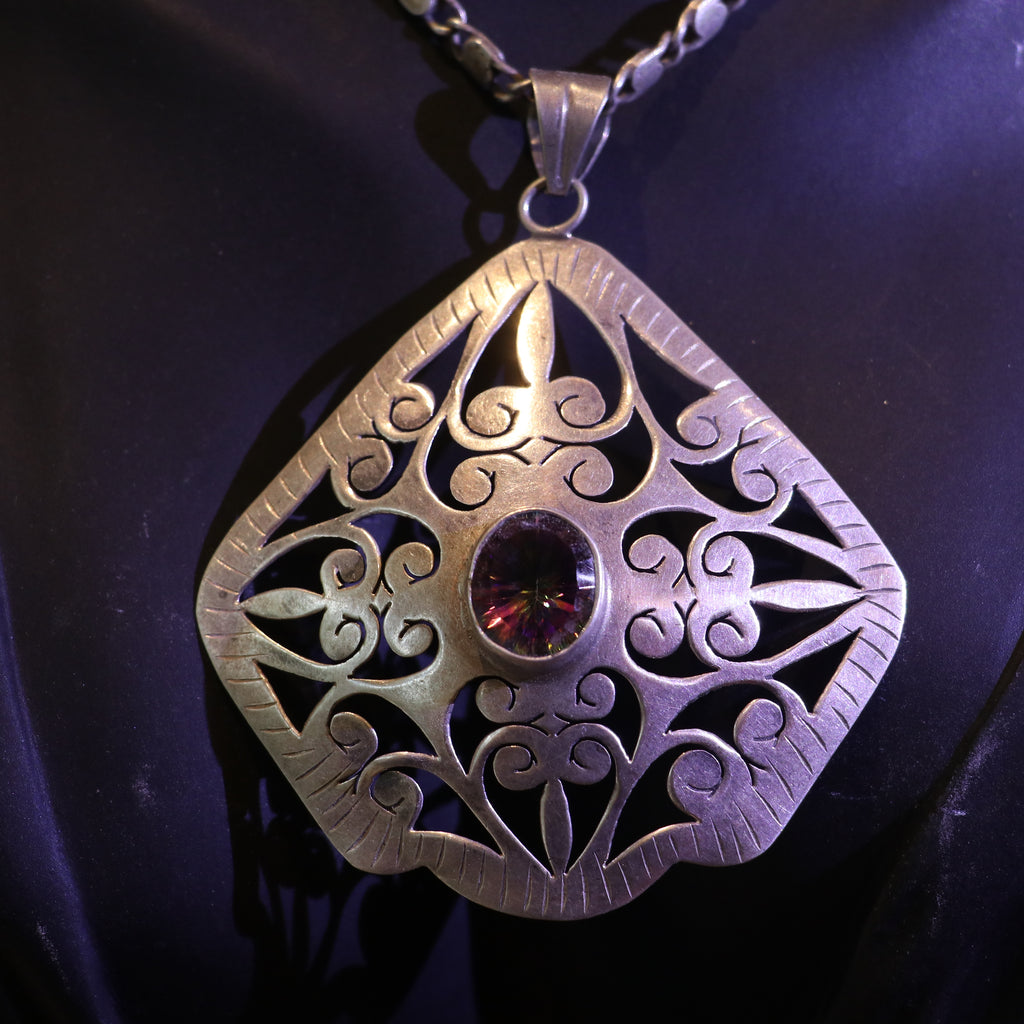 INTRICATE SILVER PENDANT WITH FILIGREE DESIGN