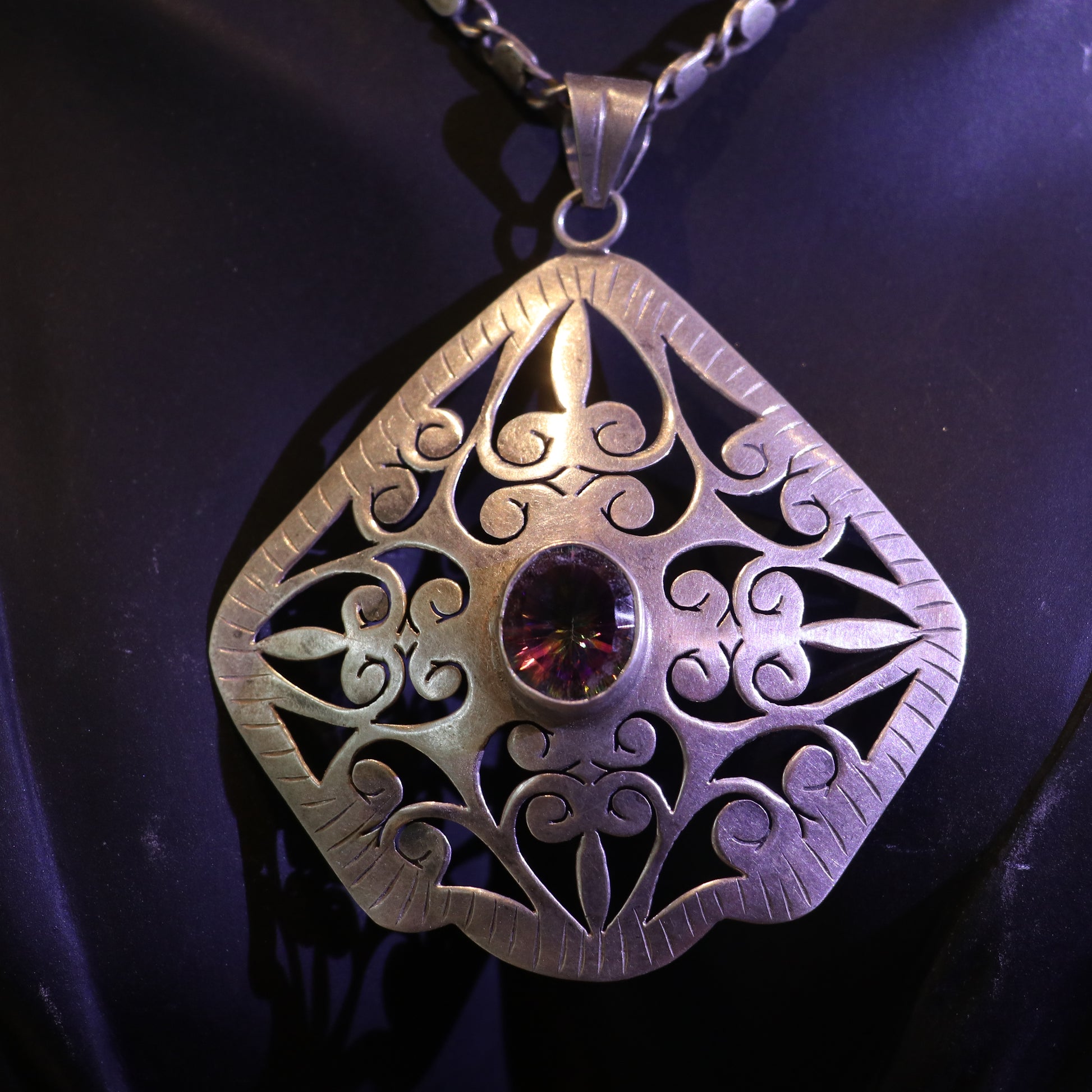 INTRICATE SILVER PENDANT WITH FILIGREE DESIGN