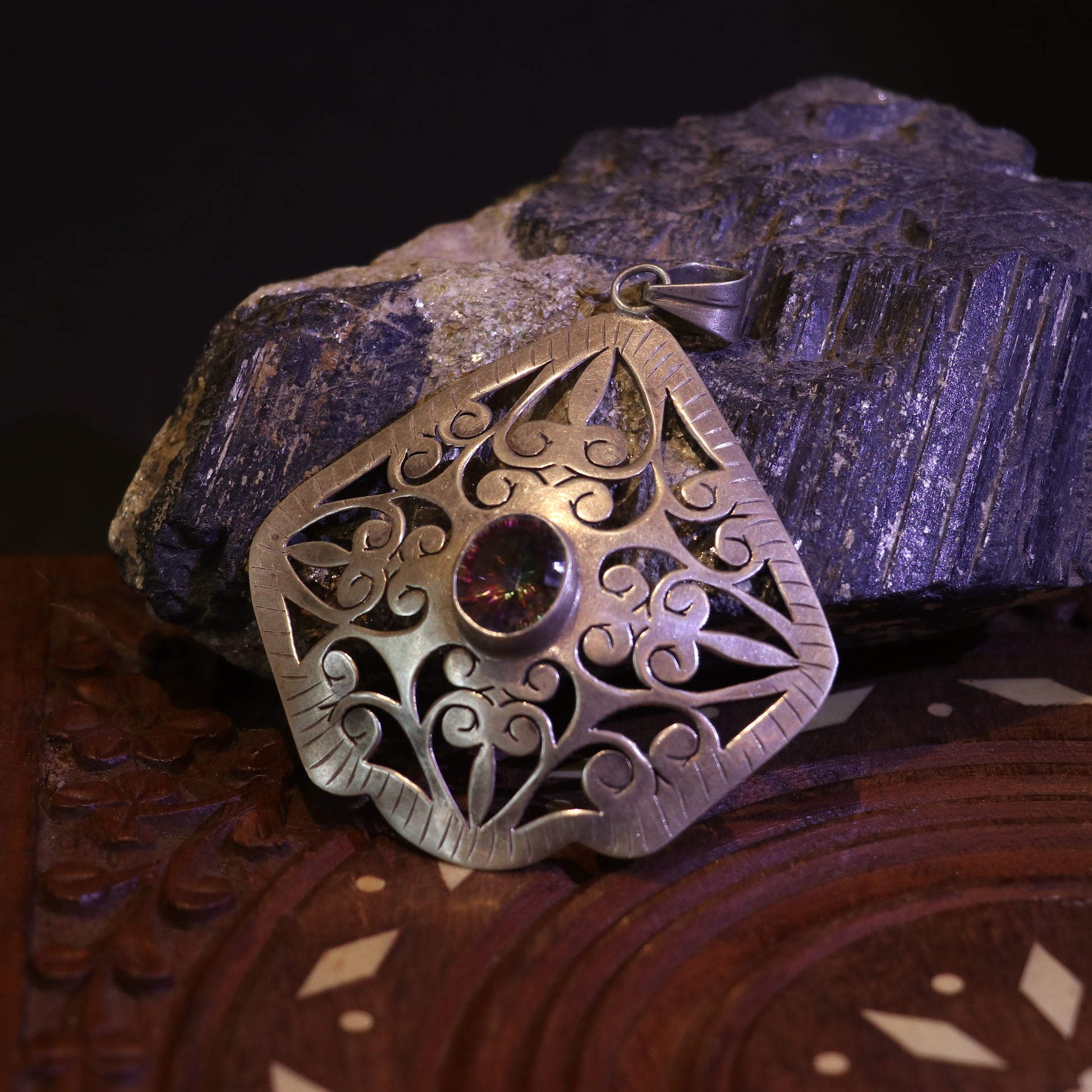 INTRICATE SILVER PENDANT WITH FILIGREE DESIGN