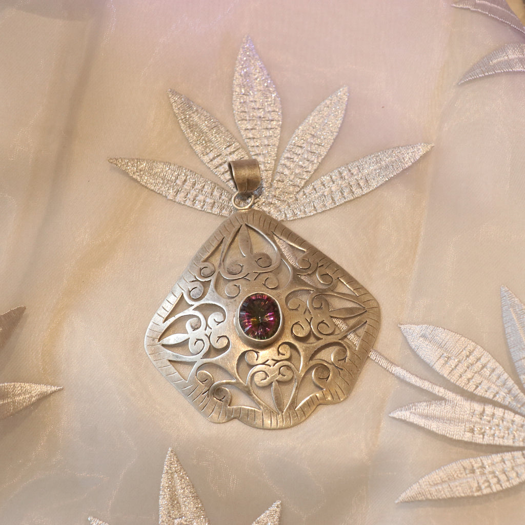INTRICATE SILVER PENDANT WITH FILIGREE DESIGN