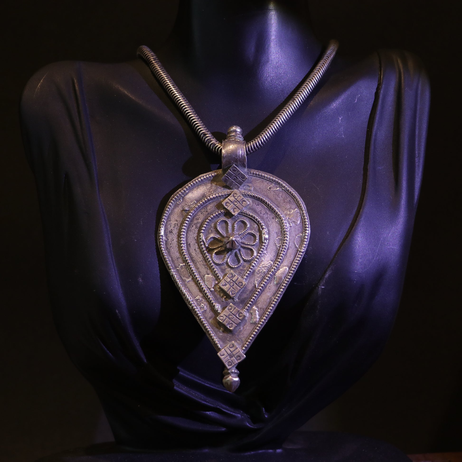 TEARDROP SHAPED SILVER PENDANT