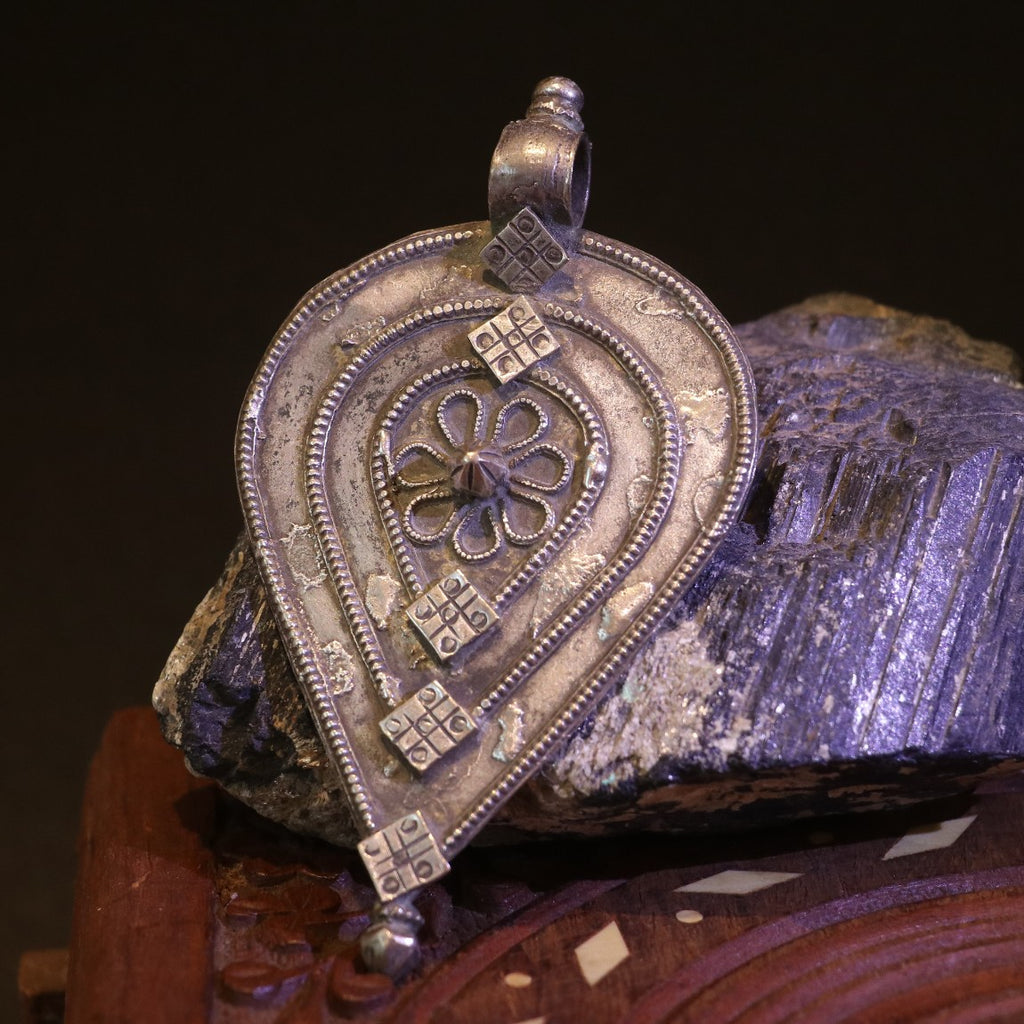 TEARDROP SHAPED SILVER PENDANT