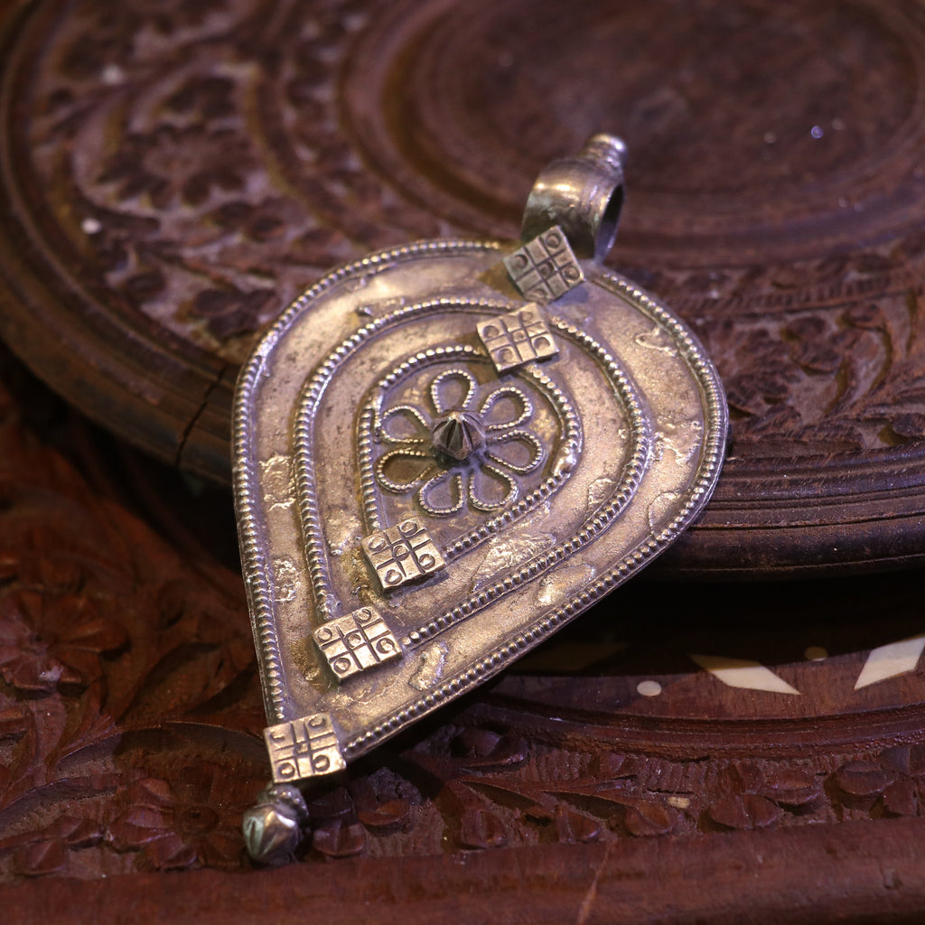 TEARDROP SHAPED SILVER PENDANT