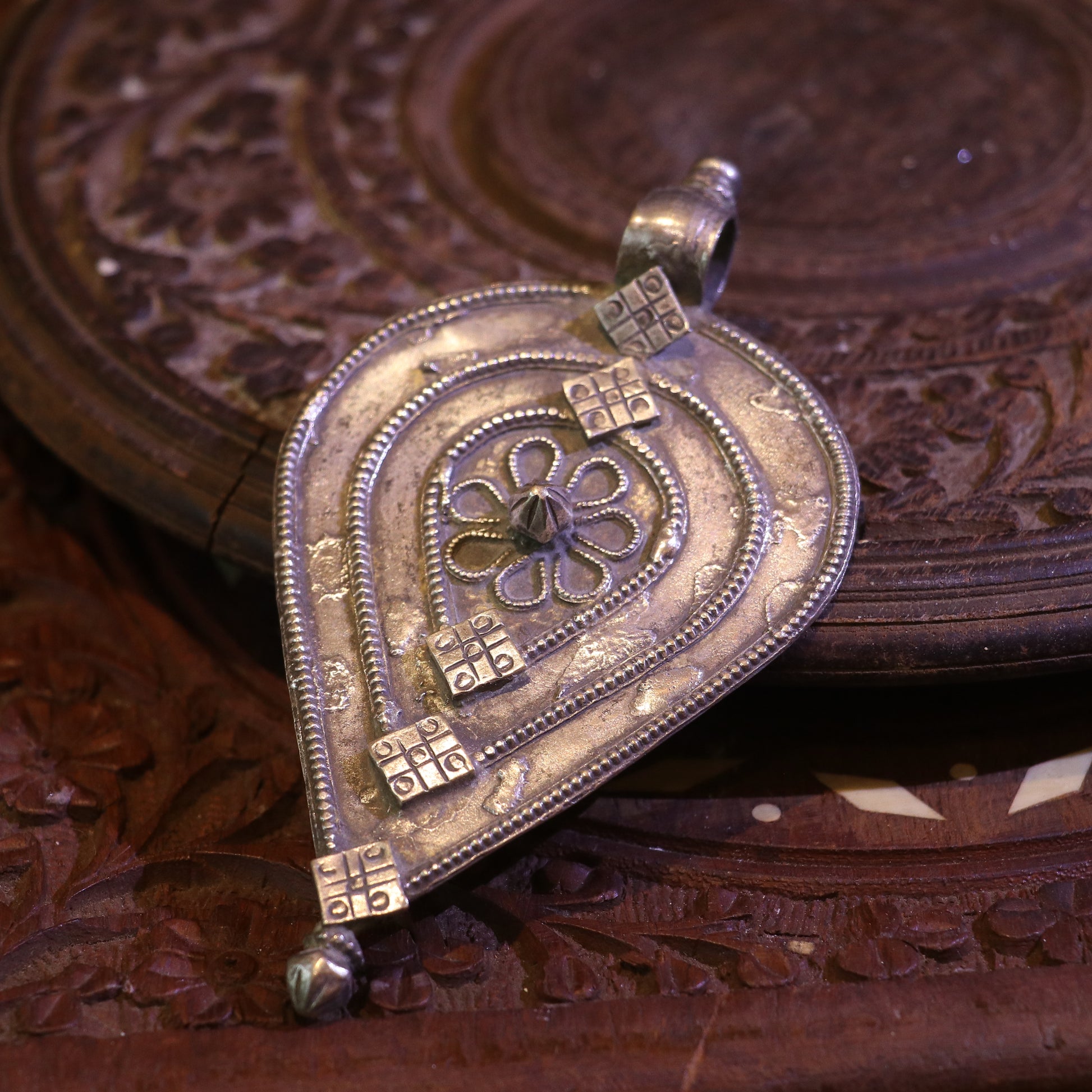 TEARDROP SHAPED SILVER PENDANT