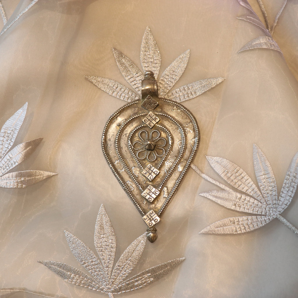 TEARDROP SHAPED SILVER PENDANT