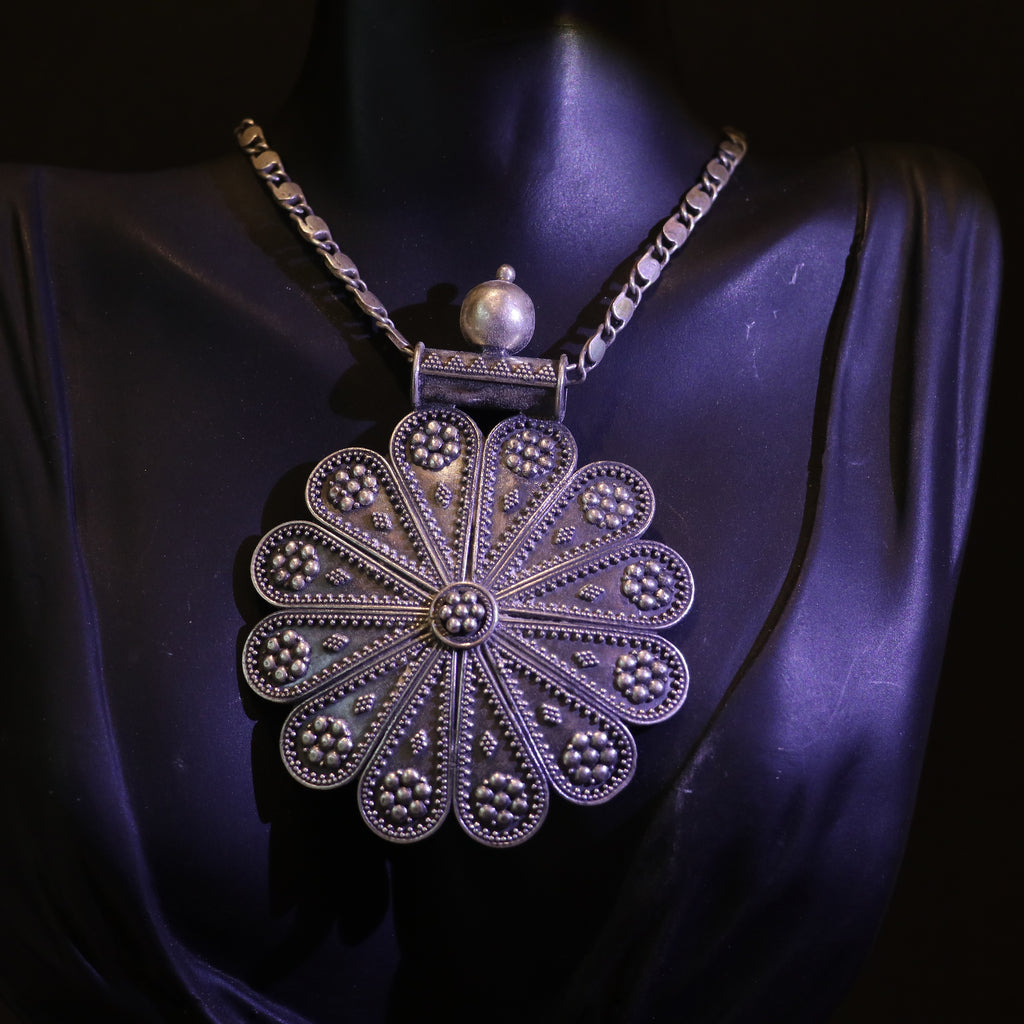 SILVER PENDANT WITH FLORAL PETAL DESIGN
