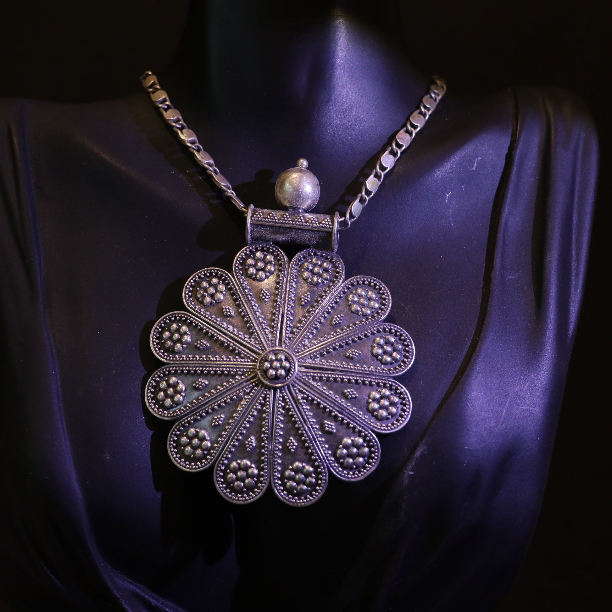 SILVER PENDANT WITH FLORAL PETAL DESIGN