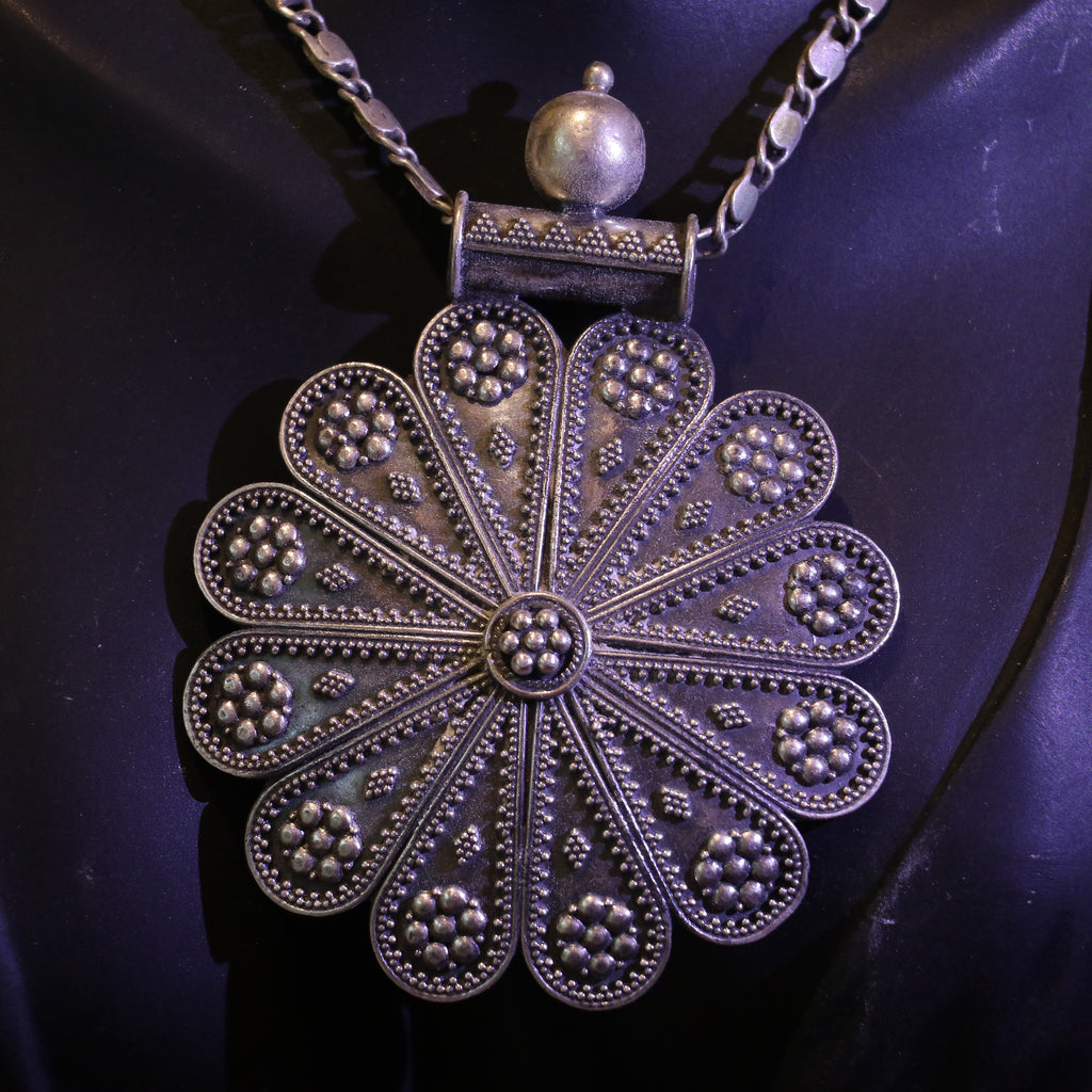 SILVER PENDANT WITH FLORAL PETAL DESIGN