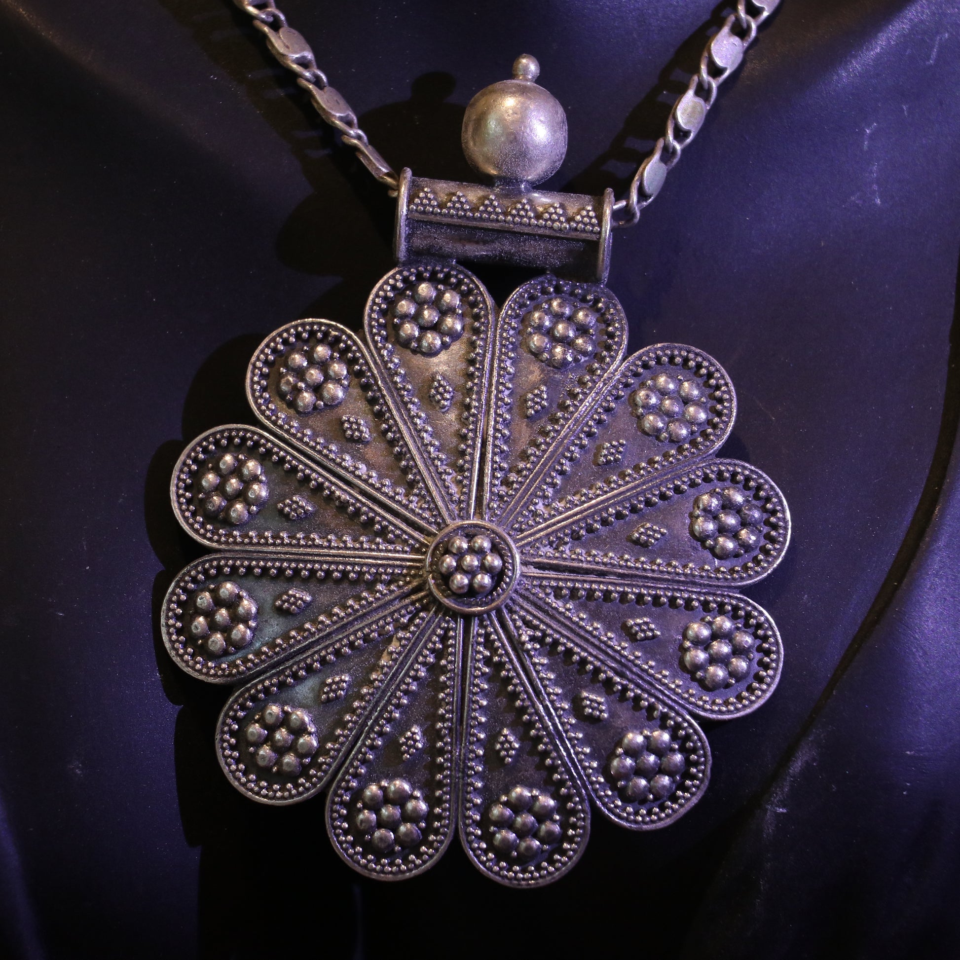 SILVER PENDANT WITH FLORAL PETAL DESIGN