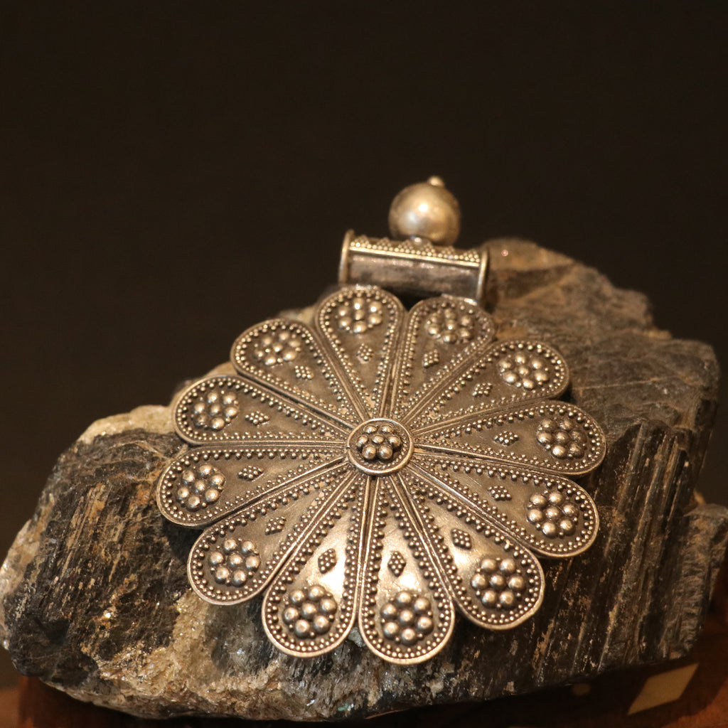 SILVER PENDANT WITH FLORAL PETAL DESIGN