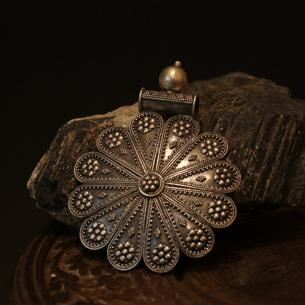 SILVER PENDANT WITH FLORAL PETAL DESIGN