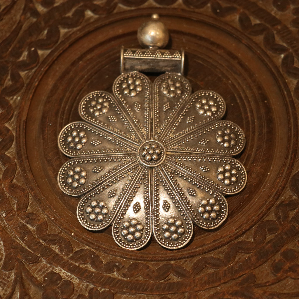 SILVER PENDANT WITH FLORAL PETAL DESIGN