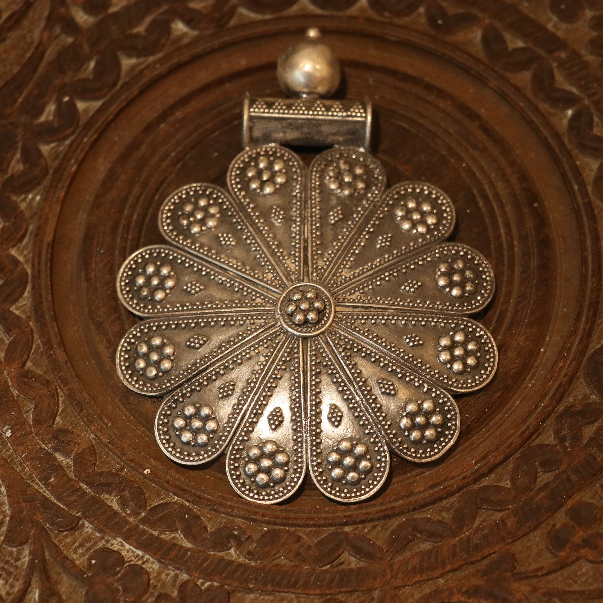 SILVER PENDANT WITH FLORAL PETAL DESIGN