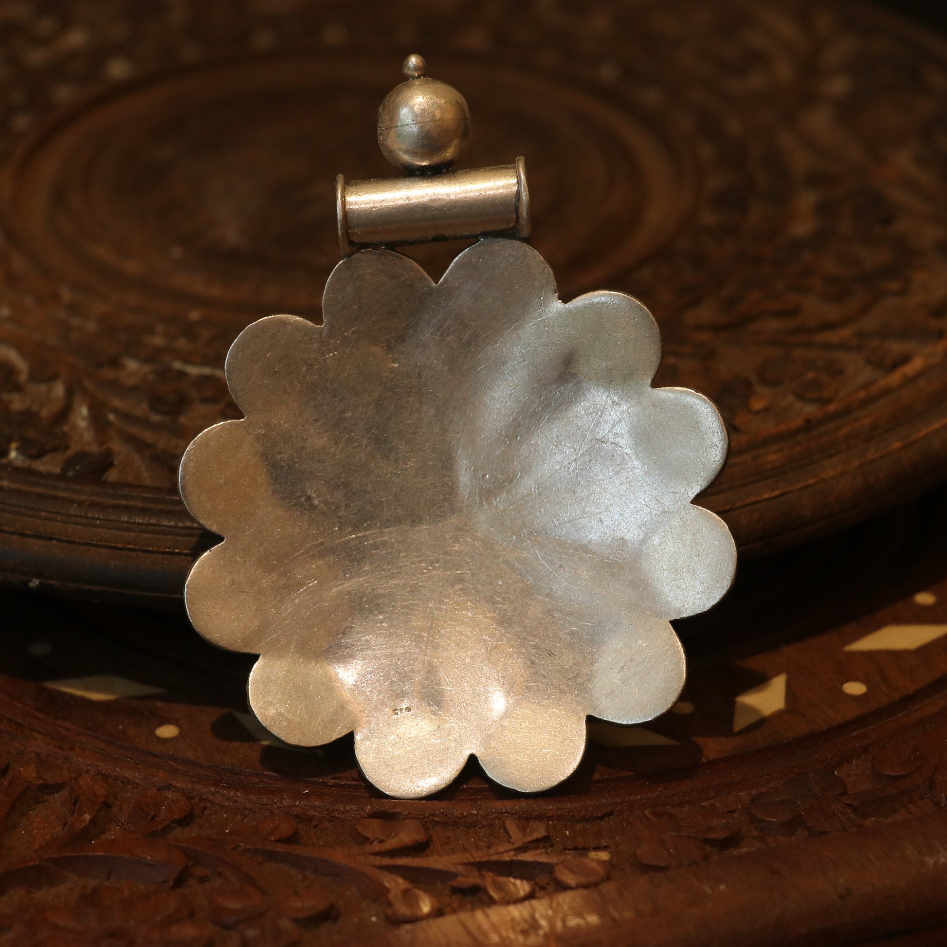 SILVER PENDANT WITH FLORAL PETAL DESIGN