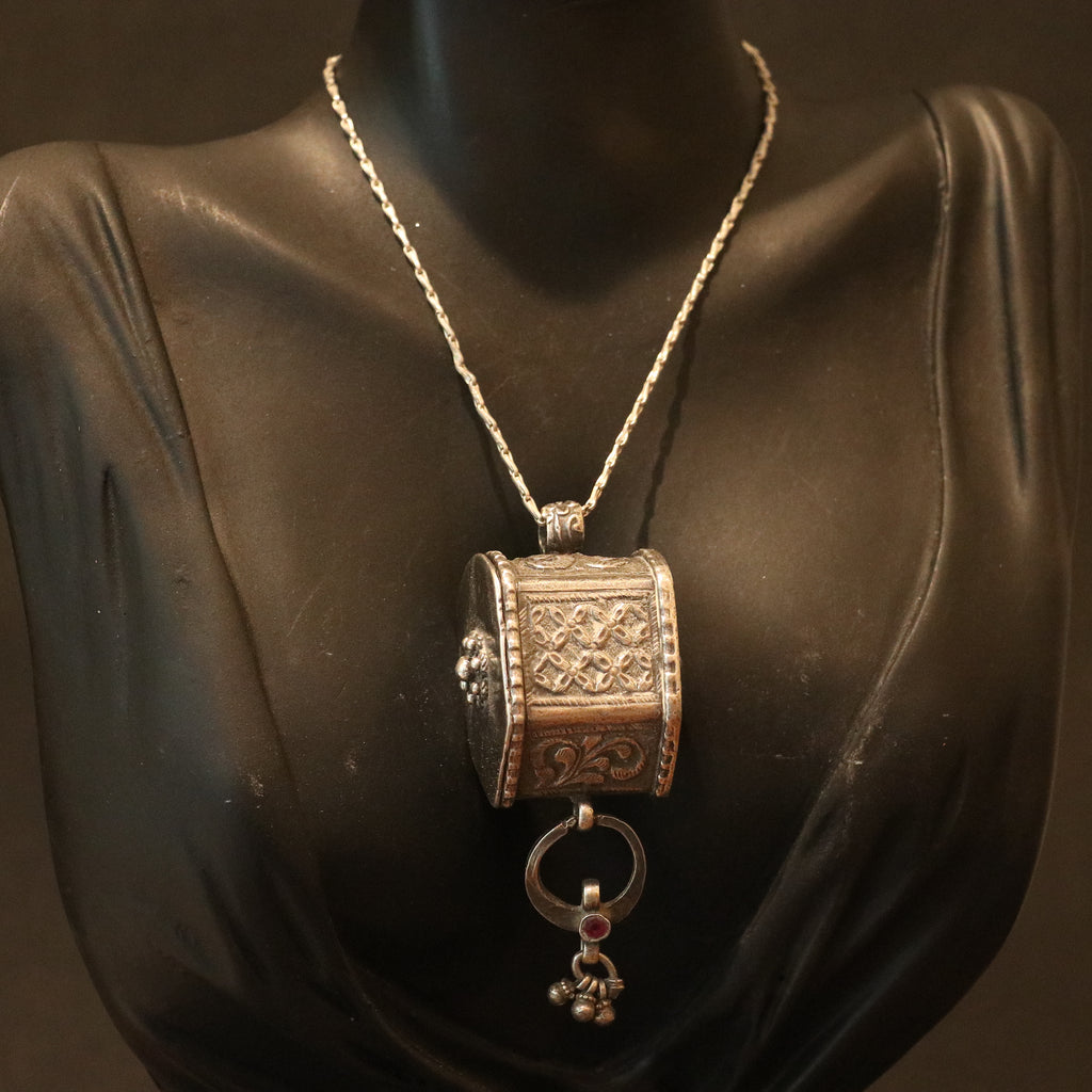 ANTIQUE SILVER AMULET WITH FLORAL ENGRAVINGS