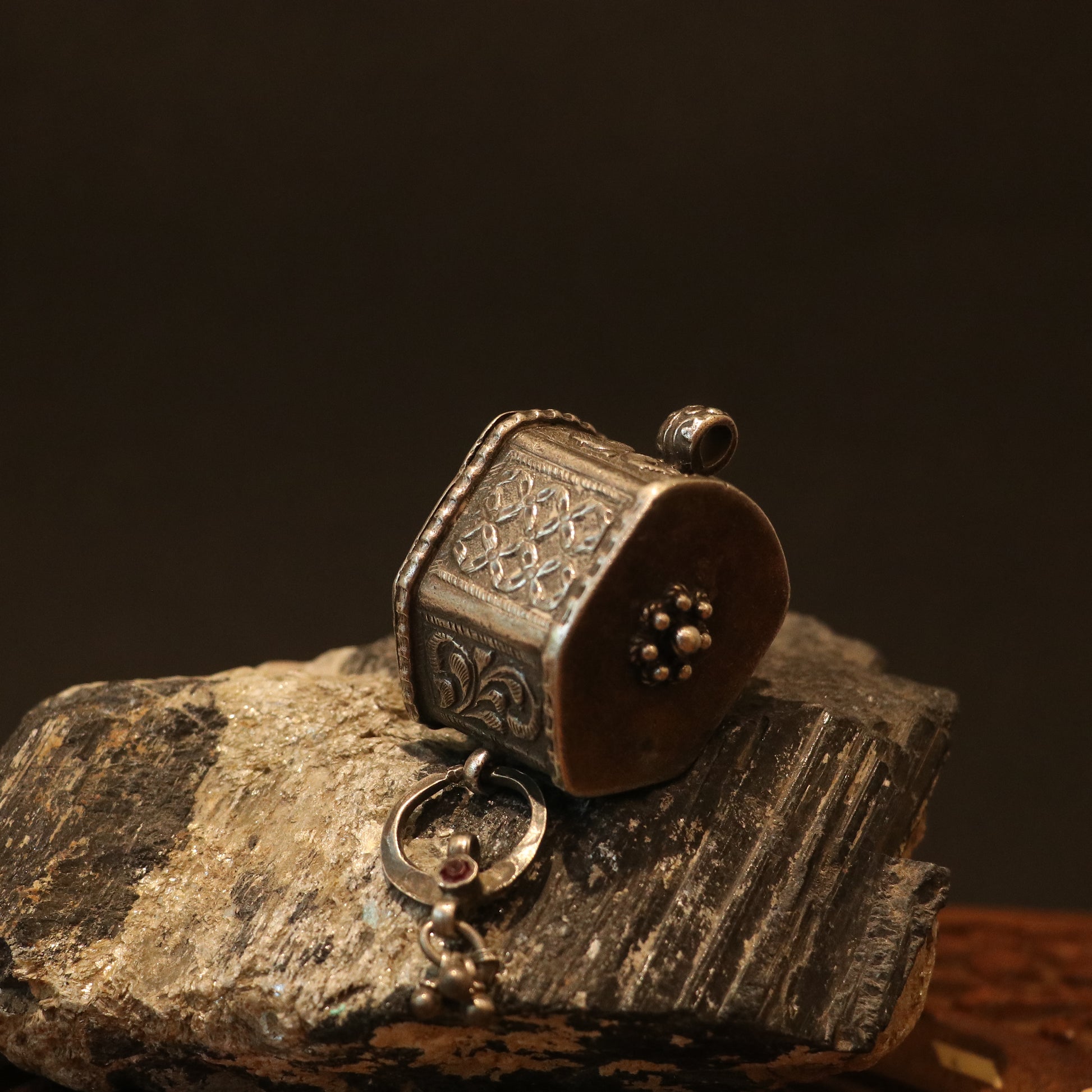 ANTIQUE SILVER AMULET WITH FLORAL ENGRAVINGS