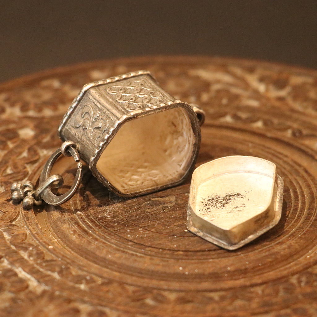 ANTIQUE SILVER AMULET WITH FLORAL ENGRAVINGS