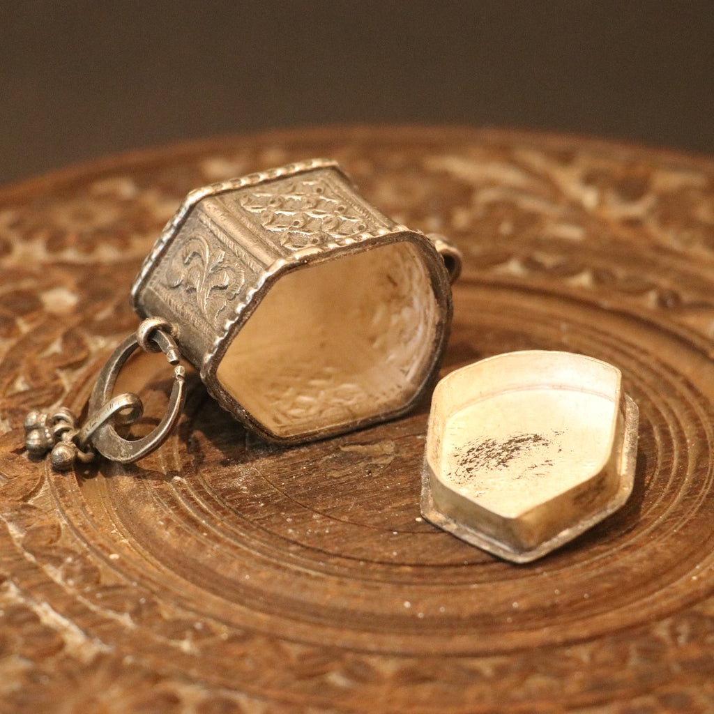 ANTIQUE SILVER AMULET WITH FLORAL ENGRAVINGS