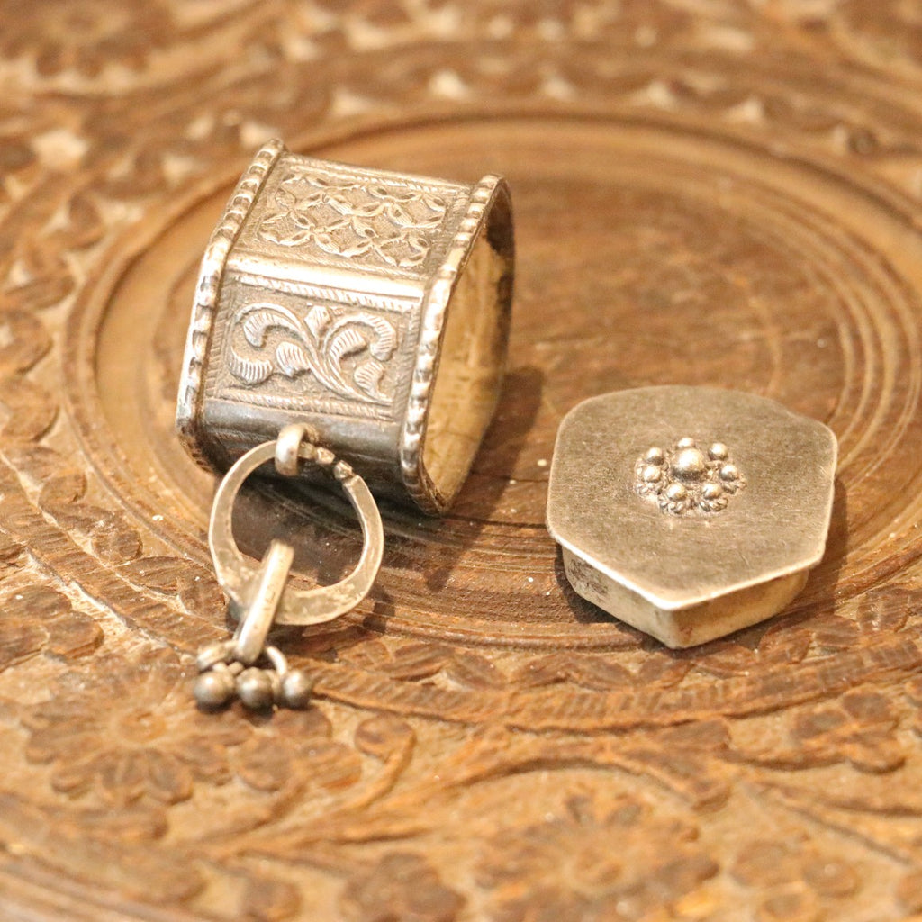 ANTIQUE SILVER AMULET WITH FLORAL ENGRAVINGS