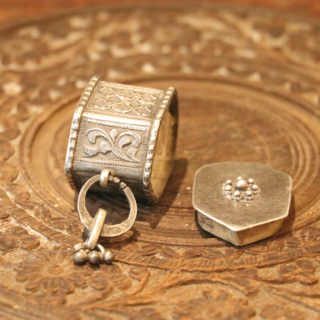 ANTIQUE SILVER AMULET WITH FLORAL ENGRAVINGS