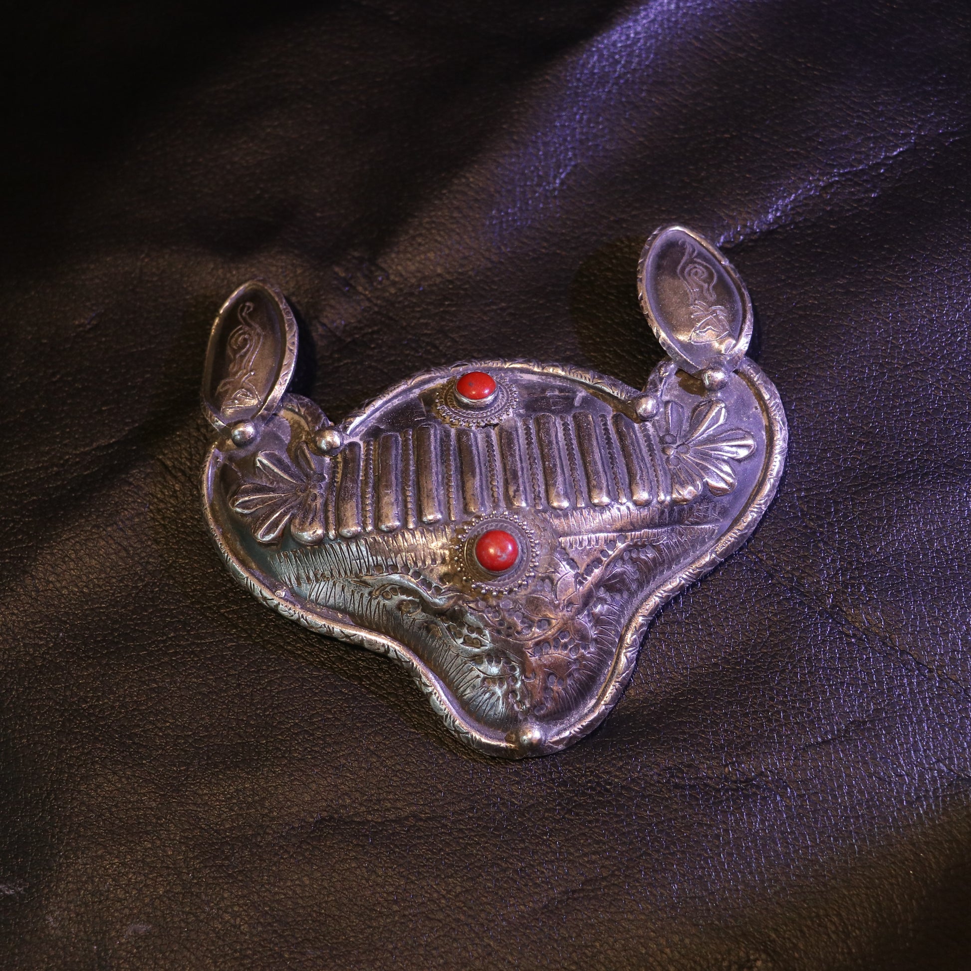 TRIBAL SILVER PENDANT WITH RIBBED DETAILING