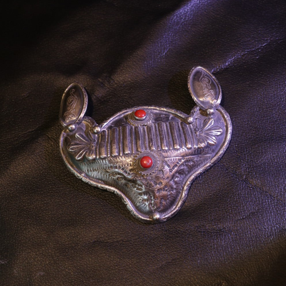 TRIBAL SILVER PENDANT WITH RIBBED DETAILING